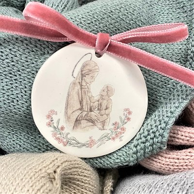 Medalla para cuna o capazo en cerámica virgen del Colegio Canigó