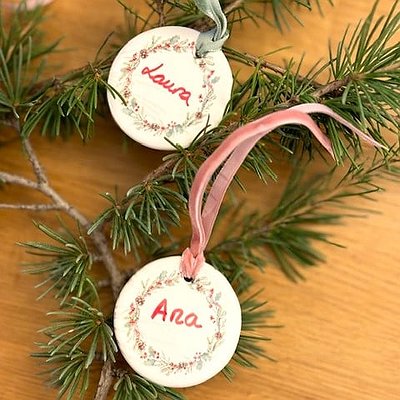 Adorno de Navidad con nombre en cerámica