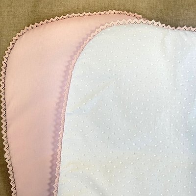 Bajera acolchada con puntilla para capazo