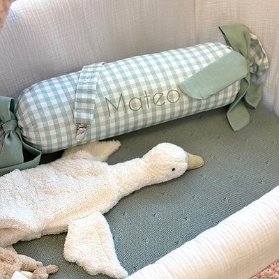 Cojín antivuelco con nombre bordado a máquina