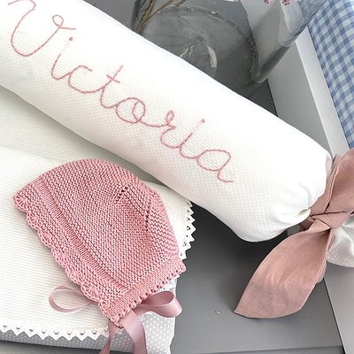 Cojín antivuelco con nombre pespunteado a mano