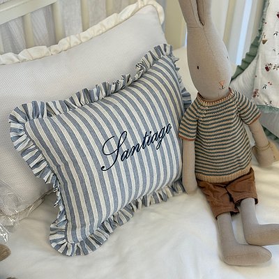 Cojín con nombre bordado