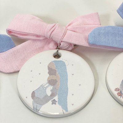 Medalla para cuna o capazo en cerámica virgen Azul