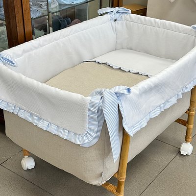 Moisés bajo de caña de bambú con volantes