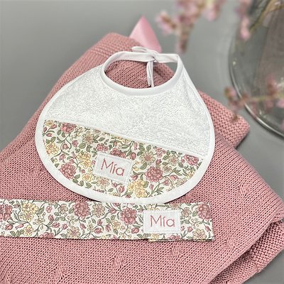 Pack regalo babero y chupetero bordado con letra Cotó