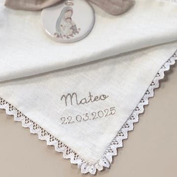 Pañuelo para bautizo personalizado con bordado