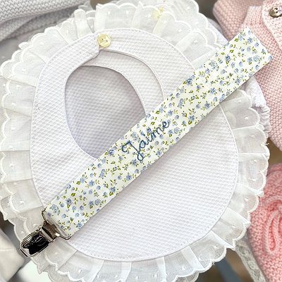 Cinta portachupetes con nombre bordado en letra escolar