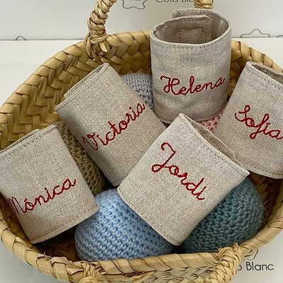 Servilletero personalizado con nombre bordado