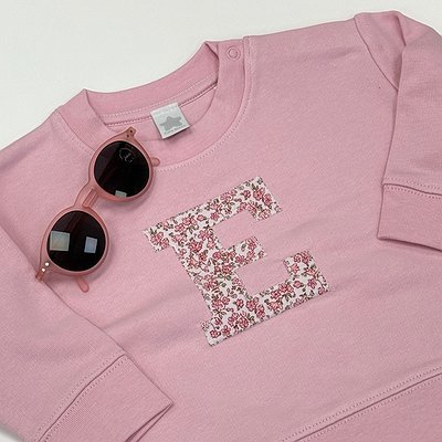 Sudadera bebé con inicial en tela
