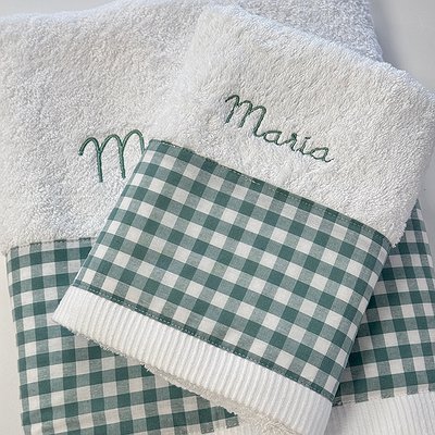 Toalla con nombre bordado y cenefa
