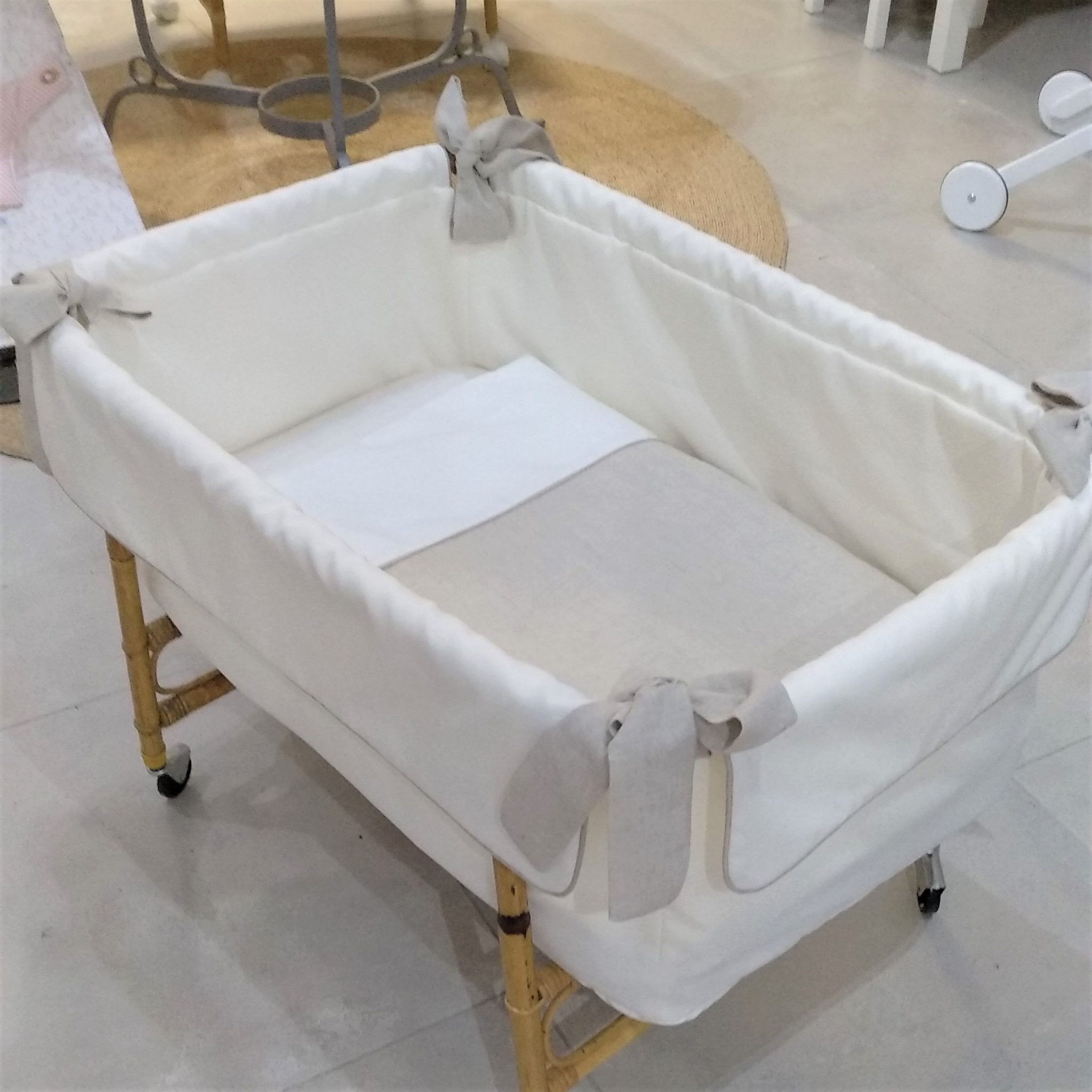 Moisés de caña o mini cuna para recién nacido. Diseño Cotó Blanc